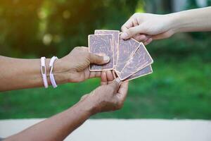 fechar acima mão escolhe fortuna papel cartões a partir de fortuna caixa. conceito, fortuna leitura. astrologia. predição, mistério, Magia, fortuna, destino. predição para futuro vida ,eventos. foto