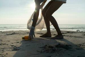 economize água. voluntário pegar lixo lixo na praia e garrafas de plástico são difíceis de decompor e evitar danos à vida aquática. terra, meio Ambiente, planeta verde, reduzir o aquecimento global, salvar o mundo foto