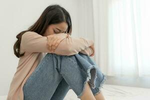 menina asiática infeliz desapontada, triste com o problema em casa sozinha, sentir-se sozinha, estressada, sofrendo de relacionamento ruim, rompimento, divórcio, mulher confusa, depressão saúde mental, solidão foto