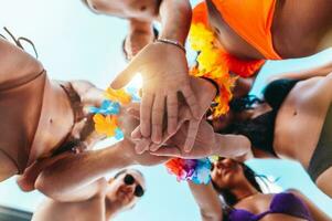 feliz sorridente amigos Alto cinco cada de outros às a piscina foto