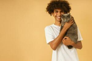 feliz homem leva Cuidado do dele cinzento gato foto