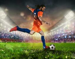 futebol cena às noite Combine com jogador dentro uma laranja uniforme chutando a bola com poder foto