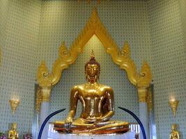 dourado Buda às wat trair, Chinatown ou yaoraj yaowarat, Bangkok, Tailândia foto