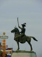 rei pegando monumento às wongwiano yai círculo, Bangkok foto