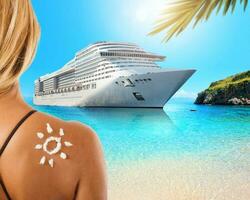 mulher dentro período de férias em uma luxo cruzeiro navio dentro uma cristalino mar foto