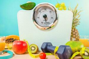 ginástica com haltere e genuíno Comida com fresco fruta foto