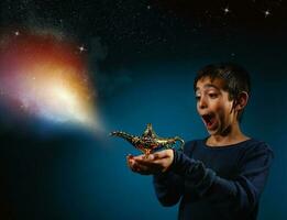 espantado criança com Magia Aladin luminária dentro mão foto