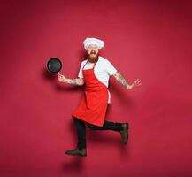 homem chefe de cozinha é assustado para algo. Borgonha cor fundo foto