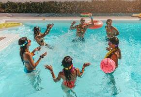 grupo do amigo jogar juntos dentro a natação piscina foto