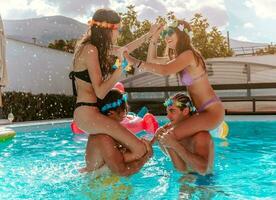 grupo do amigo jogar juntos dentro a natação piscina foto