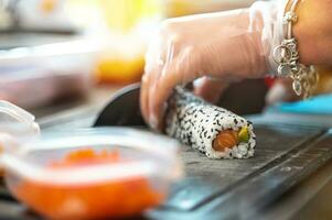 fechar acima do saboroso japonês uramaki Sushi com salmão foto