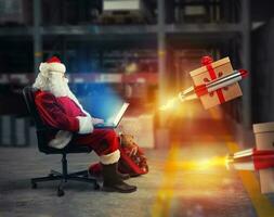 santa claus entrega conectados ordens a partir de uma computador portátil foto