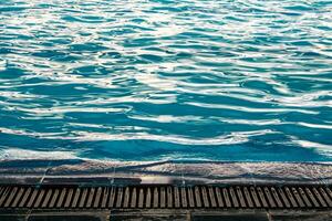 a ondulação na superfície da água na piscina foto