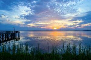 lindo pôr do sol sobre Móvel baía em a Alabama golfo costa foto