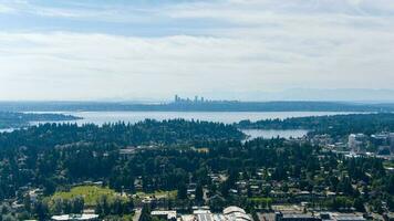 a Bellevue e Seattle, wa beira-mar skylines dentro Junho foto