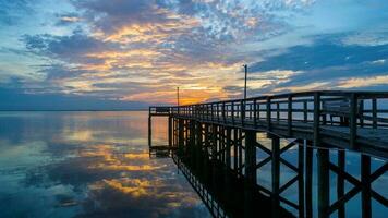 lindo pôr do sol sobre Móvel baía em a Alabama golfo costa foto