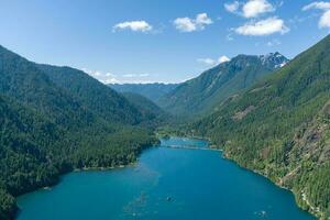 lago almofadinha e a olímpico montanhas do Washington Estado foto