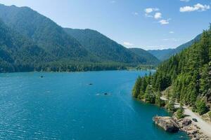 lago almofadinha e a olímpico montanhas do Washington Estado foto