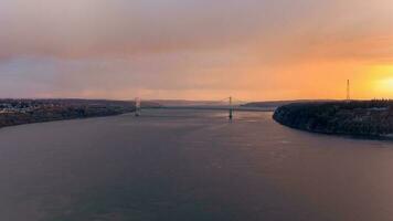 a tacoma estreita às pôr do sol foto