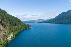 lago almofadinha e a olímpico montanhas do Washington Estado foto