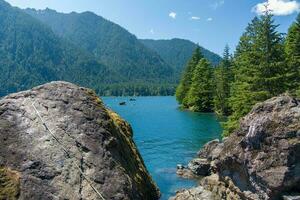 lago almofadinha e a olímpico montanhas do Washington Estado foto