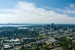 a Bellevue e Seattle, wa beira-mar skylines dentro Junho foto