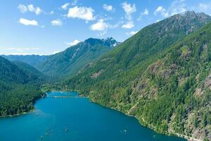 lago almofadinha e a olímpico montanhas do Washington Estado foto