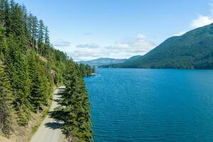 lago almofadinha e a olímpico montanhas do Washington Estado foto