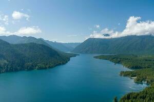 lago almofadinha e a olímpico montanhas do Washington Estado foto