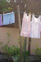 roupa secando no arame, no quintal foto