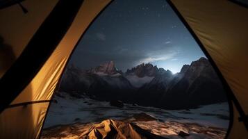 Visão a partir de a barraca para a noite coberto de neve montanha picos, ativo lazer. ai gerado. foto