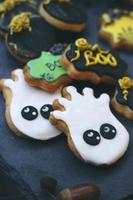 biscoitos de gengibre caseiros de halloween em fundo escuro