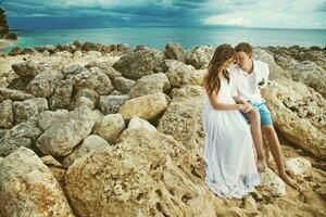 recentemente casado casal em a de praia. Casamento e querida lua conceito foto