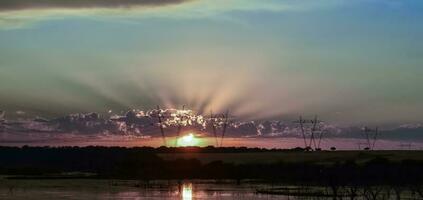 Alto Voltagem poder linha às pôr do sol, pampas, Argentina foto