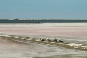 caminhões descarregando cru sal volume, Salinas grandes de hidalgo, la pampa, Argentina. foto