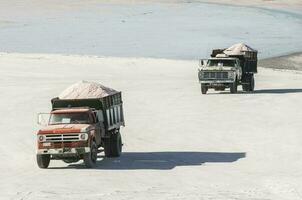 caminhões descarregando cru sal volume, Salinas grandes de hidalgo, la pampa, Argentina. foto