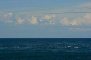 marinho panorama com nuvens, Patagônia, Argentina. foto