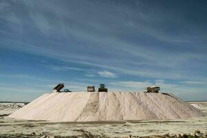 caminhões descarregando cru sal volume, Salinas grandes de hidalgo, la pampa, Argentina. foto