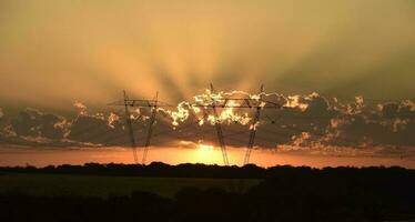 Alto Voltagem poder linha às pôr do sol, pampas, Argentina foto