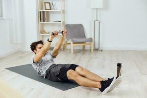 saúde homem atividade esporte estilo de vida cinzento interior casa exercício halteres Treinamento foto