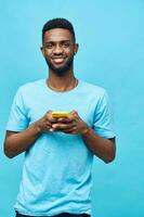 homem telefone tecnologia Preto sorrir feliz africano conectados Móvel fundo cara jovem foto