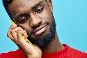 homem Preto vermelho feliz sorrir Móvel jovem africano em branco tecnologia telefone fundo foto