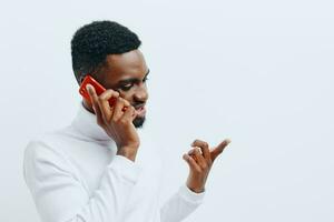 jovem homem Preto telefone feliz espaço homem de negocios cópia de sorrir tecnologia africano Móvel foto