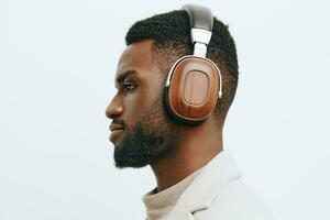 homem cara confiante dj modelo fundo fones de ouvido retrato música americano africano Preto moda foto