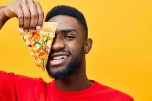 homem Comida Entrega cara fundo sorrir velozes masculino Comida feliz Preto masculino pizza foto