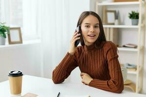 jovem menina telefone Aprendendo computador portátil selfie Educação blogueiro aluna sorrir foto