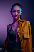 mulher atraente néon moda Maquiagem luz ásia roxa na moda beleza discoteca colorida azul foto