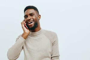 homem feliz telefone jovem Preto africano homem de negocios Móvel Móvel telefone tecnologia sorrir foto