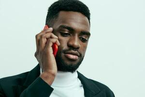 tecnologia homem feliz retrato sorrir jovem africano telefone Preto homem de negocios Móvel foto