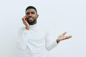 homem telefone mostrando Preto homem de negocios jovem sorrir Móvel africano tecnologia feliz foto